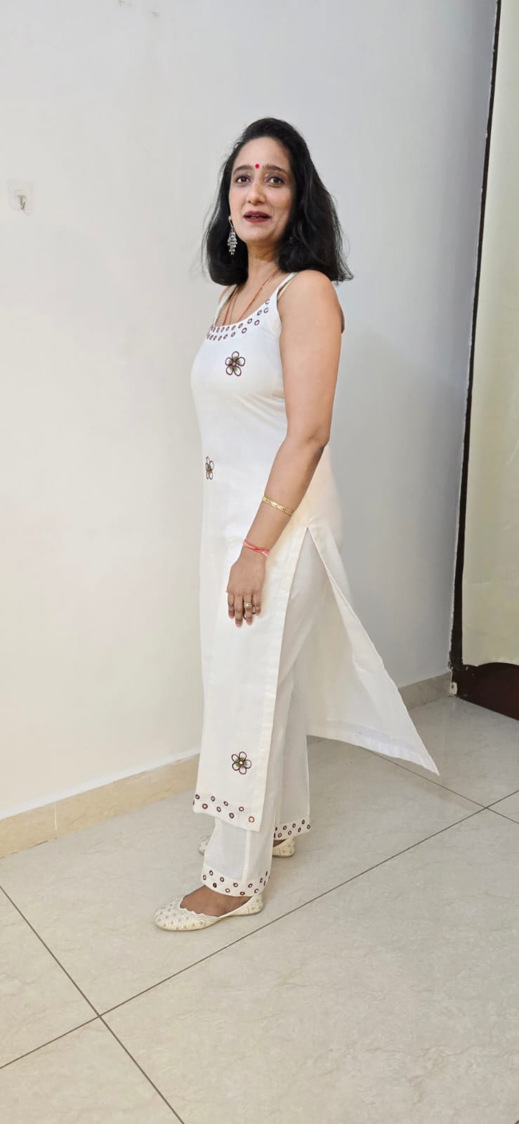 Noorika Hand-Embroidered Linen Kurta Set